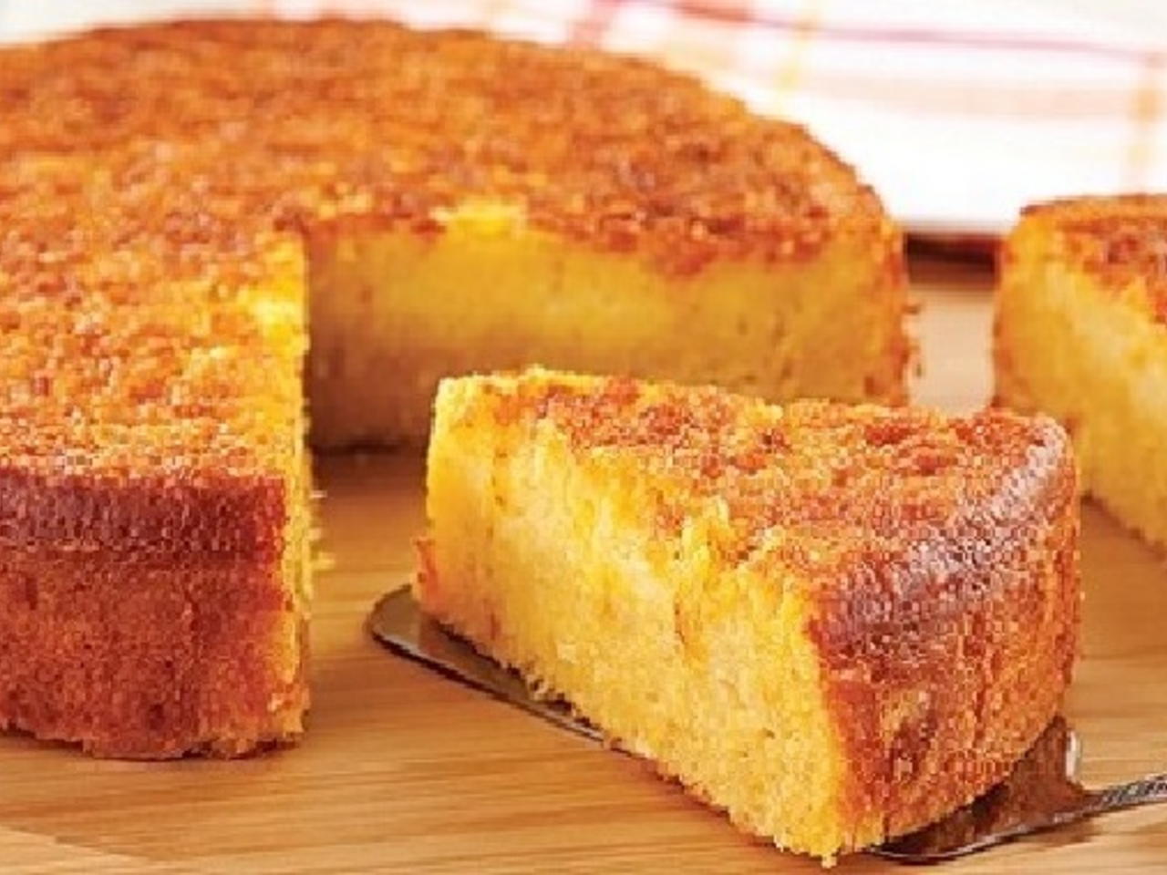 BOLO DE FUBÁ COM QUEIJO PARMESÃO SUPER FOFINHO. 